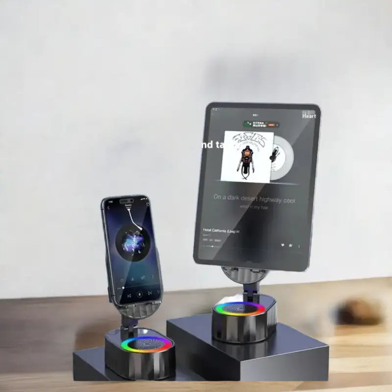 Stand de electrónica con teléfono y tableta junto a un altavoz Bluetooth con iluminación