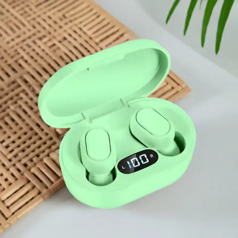 Auriculares inalámbricos E7S en color menta con estuche de carga, electrónica y audio de calidad
