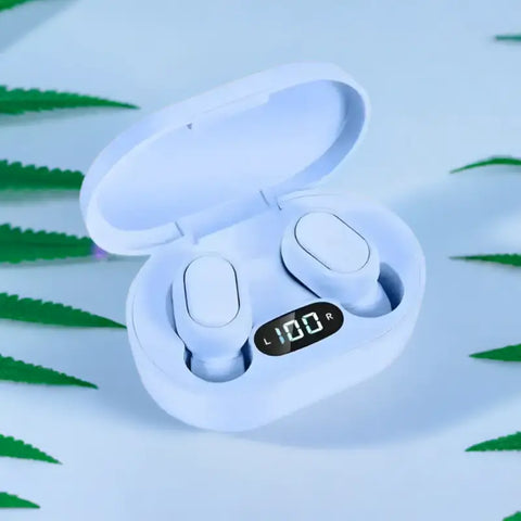 Caja abierta de auriculares inalámbricos E7S en electrónica con iluminación moderna