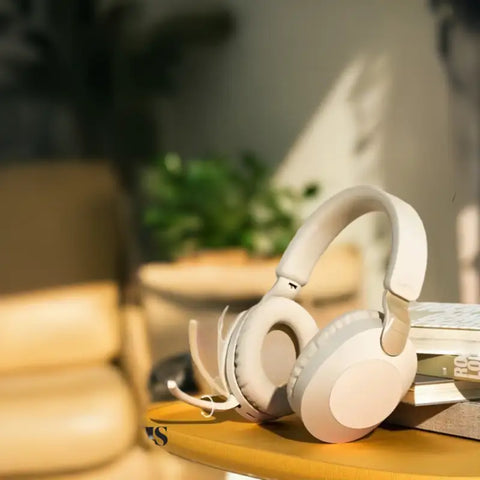 Auriculares Bluetooth beige, ideal para amantes de la electrónica y la música