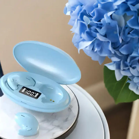 auriculares inalámbricos azules en estuche de carga, con flores azules