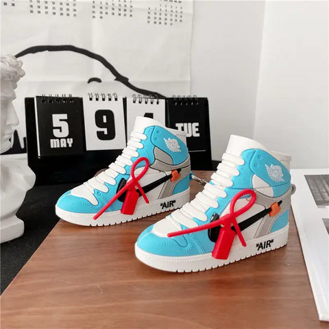 Llave de sneaker en miniatura azul y blanco con cordones rojos para tu funda Apple AirPods Pro