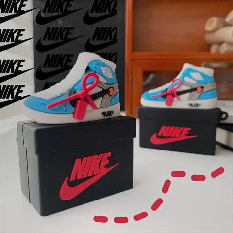 Imagen de mini zapatillas Nike Air Jordan azul y blanco con acentos rojos en una caja de sneaker case para su Apple AirPods Pro