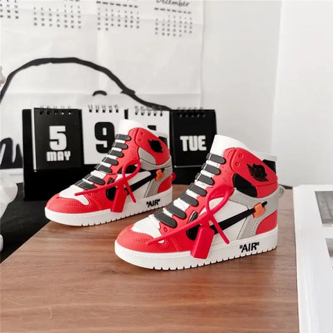 Alto texto de sneaker case para tus Apple AirPods Pro con zapatillas altas rojas, blancas y negras con cordones distintivos y cierres zip ties rojos