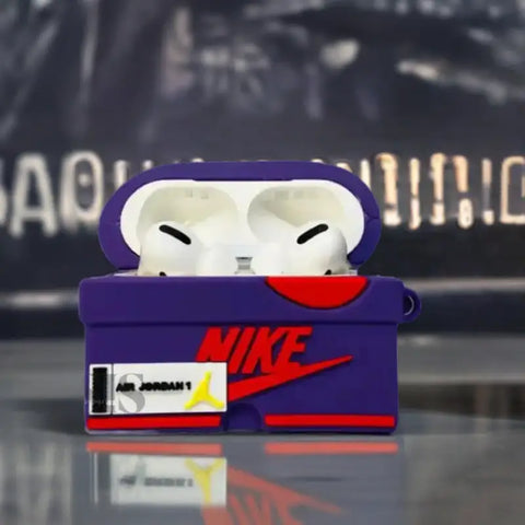 estuche morado y dorado con forma de zapatillas air jordan.