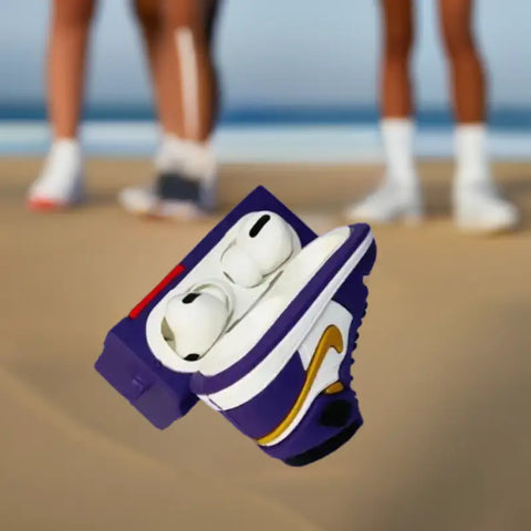 estuche morado y dorado con forma de zapatillas air jordan.