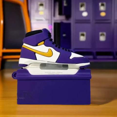 estuche morado y dorado con forma de zapatillas air jordan.