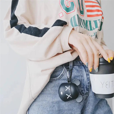 Persona sosteniendo coffee con funda bearguard de alta calidad para Apple AirPods