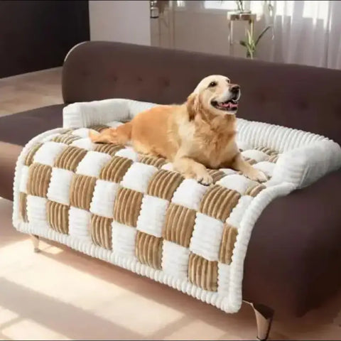 Perro Golden Retriever feliz descansando en funda para sofá antimanchas para mascotas