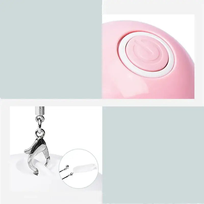 Imagen de un juguete electrónico interactivo para gatos con dispositivo rosa y charm plateado