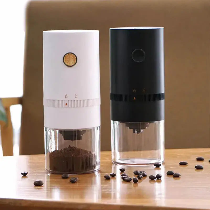 dos molinillos de café cilíndricos