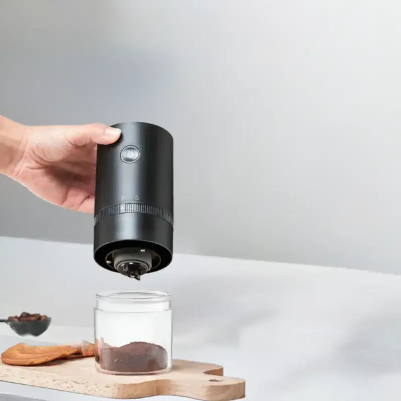 Molinillo de café eléctrico negro ideal para preparar café fresco en casa