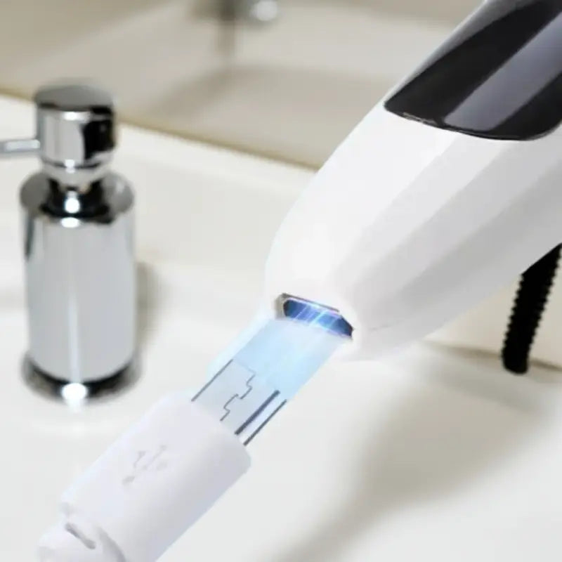 Foto de sanitizer UV portátil blanco con cable USB para electrónica y curvado natural