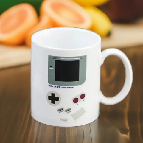 Alt text de una taza Game Boy blanca con diseño de consola electronica y iluminación adecuada