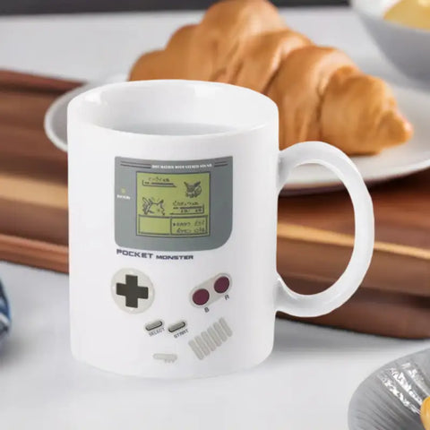 Alt text para taza Game Boy con diseño electrónico ideal para amantes de la electrónica y audio