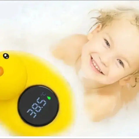 Termómetro de patito con bebé sonriendo en el baño