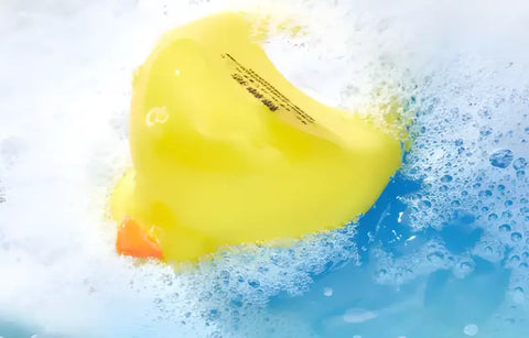 Termómetro con forma de pato dentro del agua, girado.