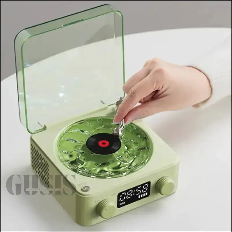 Tocadiscos retro verde con tapa transparente,