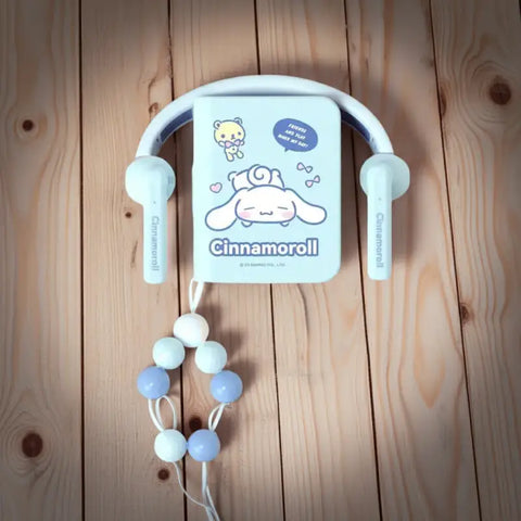 Auriculares Sanrio Kuromi con diseño kawaii en azul pastel y blanco