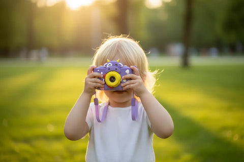 Cámara infantil de dinosaurio morado con lente amarilla y pantalla LCD