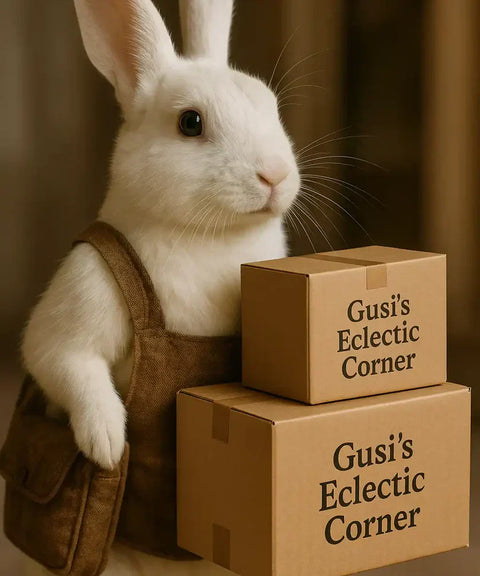 Un conejo blanco esponjoso con overoles marrones y bolso pequeño en gusi’s eclectic corner para comprar online