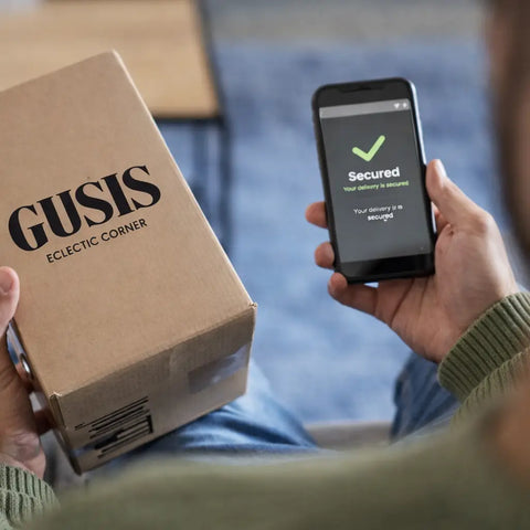 Caja de cartón marrón con branding Gusis Eclectic Corner para paquete