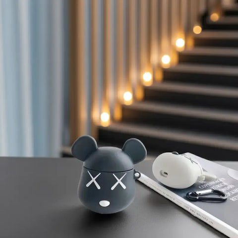 Estuche auriculares sobre una mesa