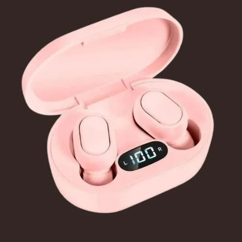 auriculares inalámbricos rosas en estuche de carga.