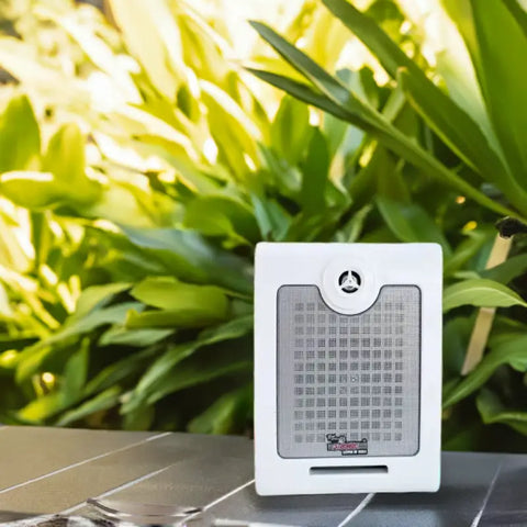 Altavoces resistentes para exteriores con dispositivo electrónico rectangular blanco