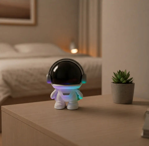 Altavoz bluetooth portátil en forma de astronauta blanco con casco negro y luces led azules y moradas alrededor del cuello
