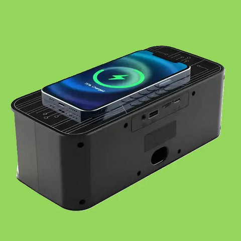 Altavoz Bluetooth Portátil con Micrófono y teléfono cargándose sobre el altavoz