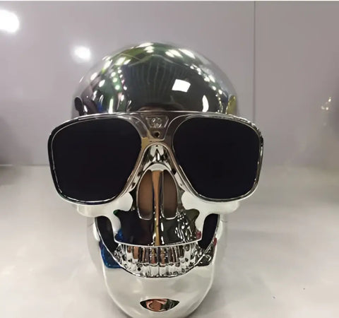 Altavoz Bluetooth calavera con gafas aviador y botón rojo
