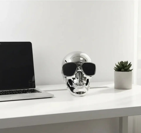 Altavoz Bluetooth Skull con cráneo cromado y gafas oscuras