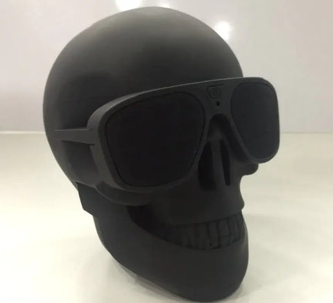 Altavoz Bluetooth de calavera negra con gafas aviador