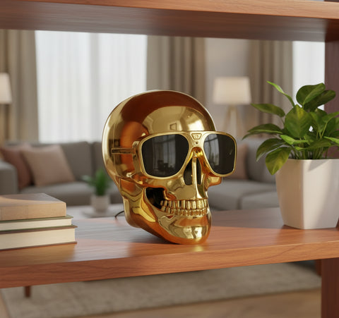 Altavoz Bluetooth calavera dorada sobre una mesa de madera en salón acogedor con planta.