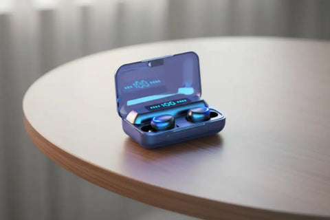 Auriculares bluetooth inalámbricos azules modelo F9-6 en estuche de carga transparente con pantalla digital