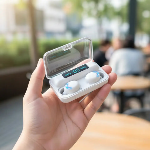 Auriculares bluetooth inalámbricos blancos con led azul en estuche transparente que muestra nivel de batería modelo f9-6