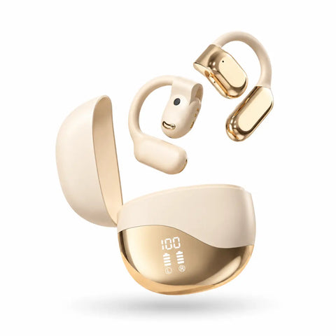 Auriculares bluetooth inalámbricos crema y dorado con diseño ergonómico y estuche con micrófono y batería visible