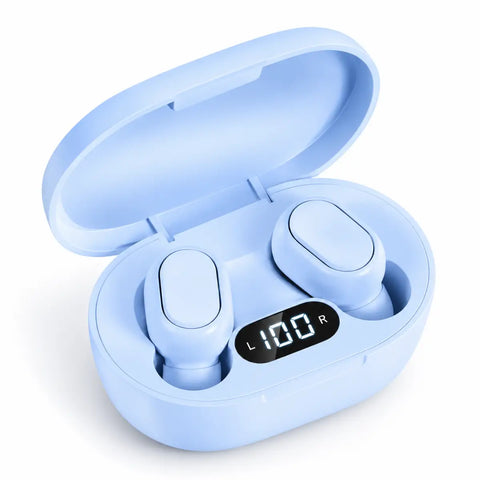 Auriculares bluetooth inalámbricos azul claro con pantalla led y estuche de carga mostrando nivel de batería