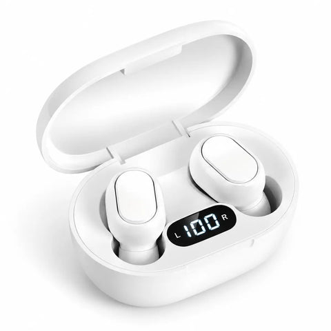 Auriculares inalámbricos blancos con pantalla led y estuche oval con batería visible para uso de hasta 20 horas en electronica