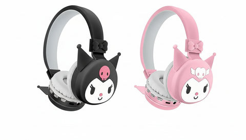 Auriculares Bluetooth Kuromi negros y rosas para niños sobre fondo blanco.