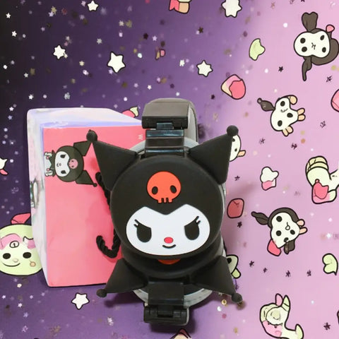 Imagen de un reloj de silicona negro con forma de Kuromi y calavera naranja en la frente