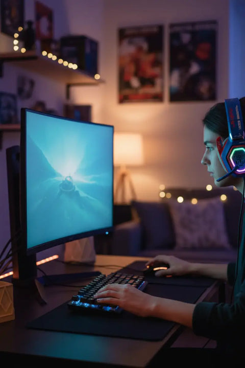 Monitor curvo negro con auriculares Bluetooth Transformers G01, sonido gaming