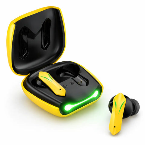 Auriculares bluetooth tws gaming amarillos y negros con luces led verdes en estuche de carga abierto y diseño elegante
