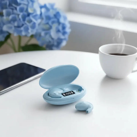 Auriculares inalámbricos azul con estuche digital, decorados con flores en tonos pastel.