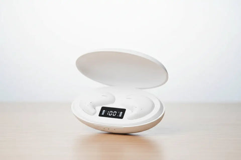 Auriculares inalámbricos blancos con estuche y pantalla digital