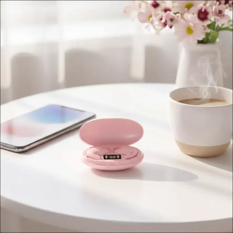 Auriculares inalámbricos  rosa con estuche digital, decorados con flores en tonos pastel.