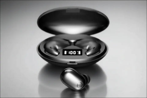 Auriculares inalámbricos negros con estuche con pantalla digital en ambiente moderno.