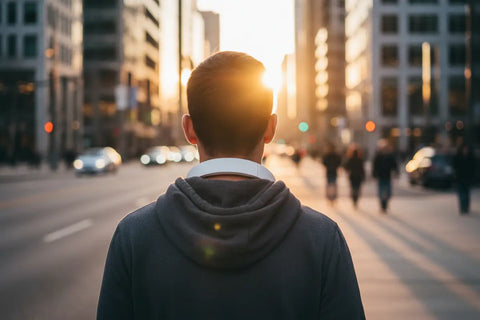 Sudadera gris oscura con cuello blanco y auriculares bluetooth para gaming