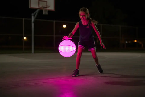 Balón de baloncesto que brilla con luces rosadas incrustadas